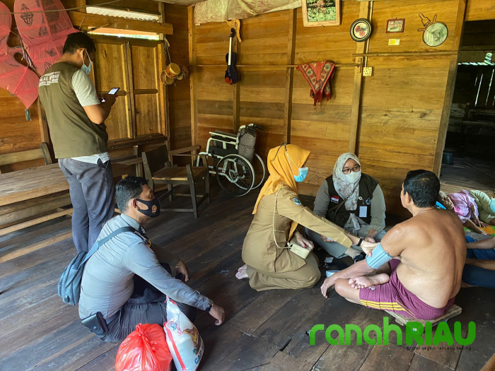 Permudah layanan Vaksinasi, Polisi bersama Tim Vaksinator datangi Rumah warga lumpuh